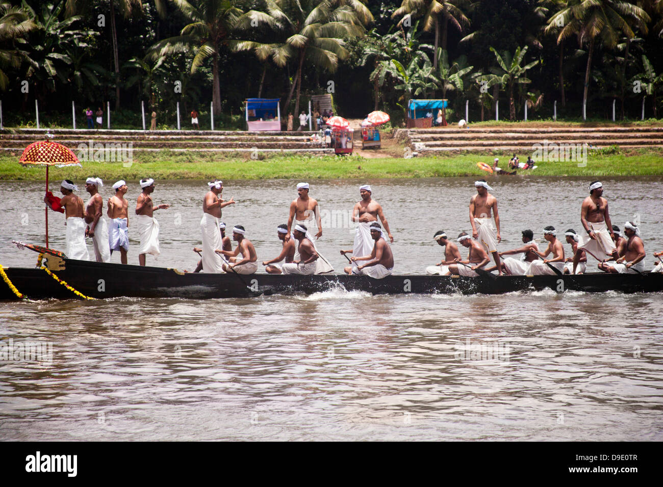 Snake boat race sur Pampa fleuve à Onam Festival, Aranmula, Kerala, Inde Banque D'Images