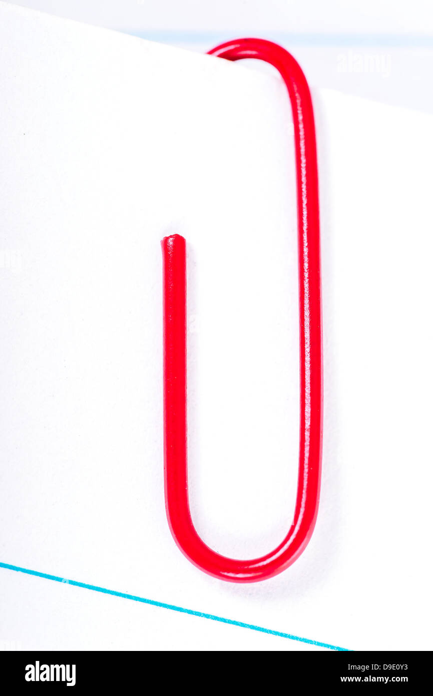 Un Trombone Rouge Attache A Note Papier Photo Stock Alamy Un Trombone Rouge Attache A Note Papier Photo Stock Alamy
