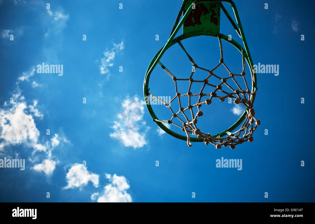 Ancien panier de basket-ball avec un ciel nuageux ciel bleu en arrière-plan. Banque D'Images