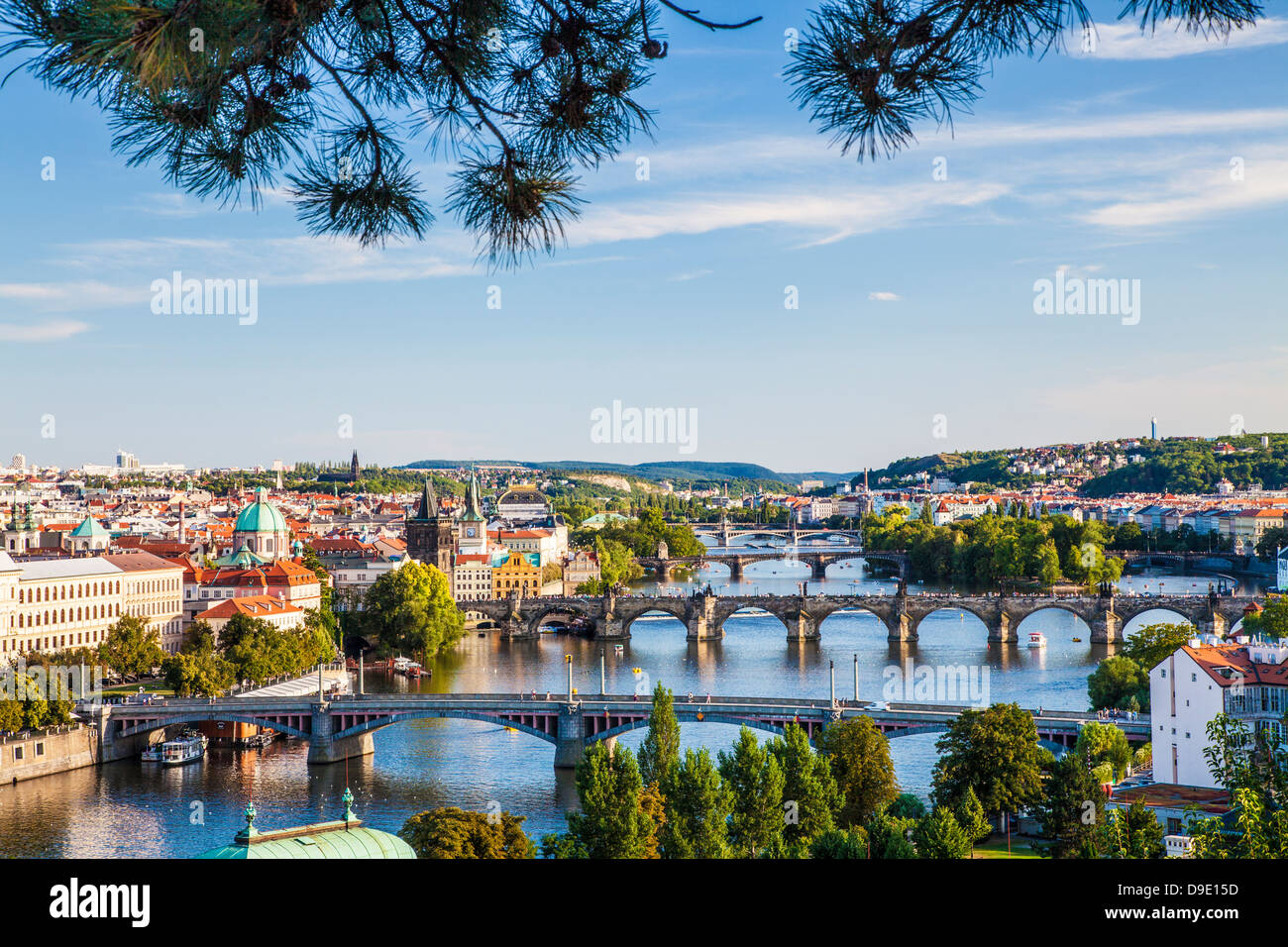 Vue de Prague et les ponts sur la rivière Vltava (Moldau) République tchèque. Célèbre Pont Charles est deuxième à partir du bas. Banque D'Images