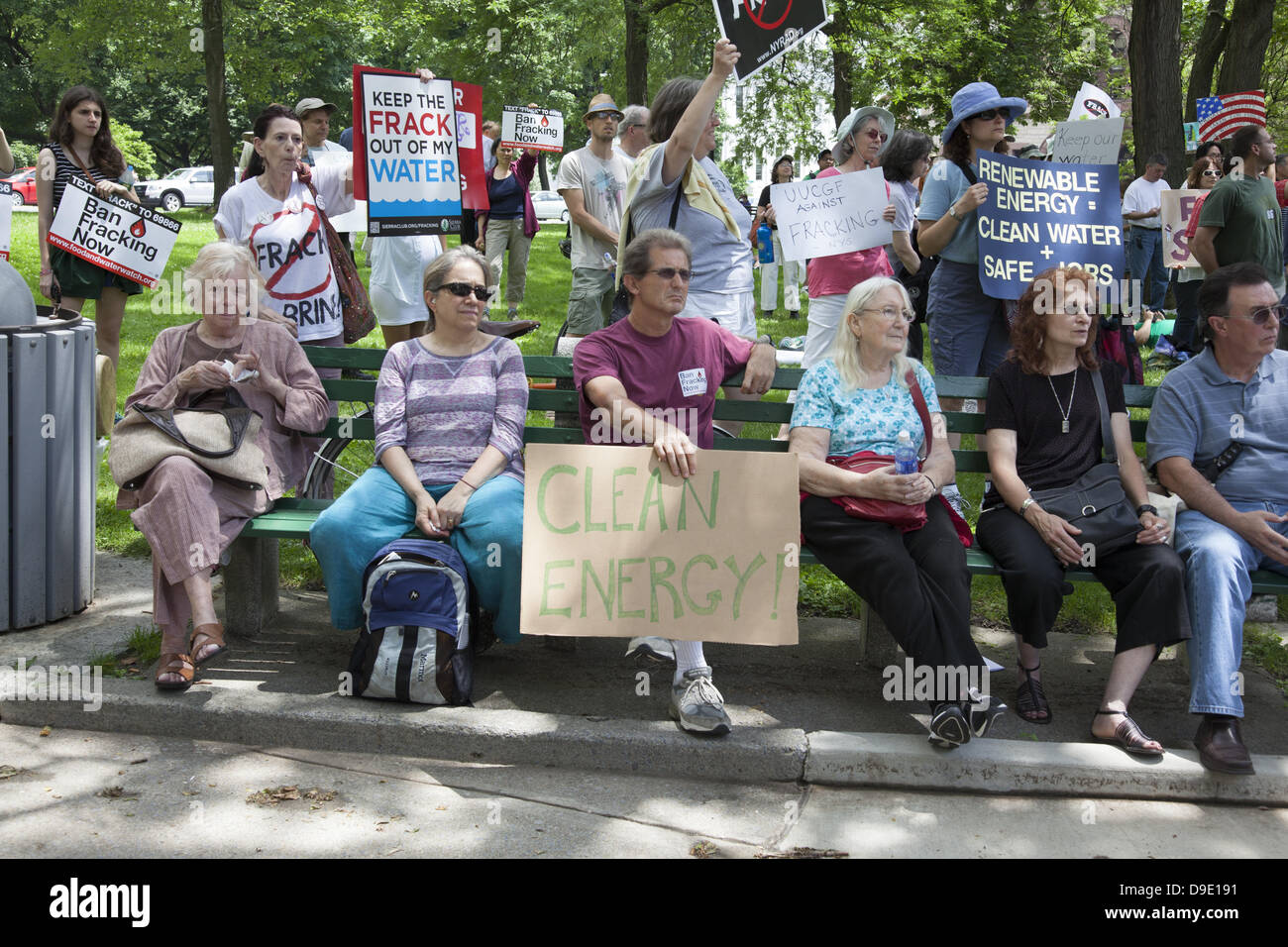 New York, USA. 17 juin 2013 : Des milliers de personnes se sont rendus à l'État de New York State Capitol de partout pour dire à Gov. Andrew Cuomo pour l'interdiction de la fracturation hydraulique (FRACKING) et faire bon sur sa promesse pour l'énergie durable une priorité de son administration. Le mouvement de lutte contre la fracturation hydraulique est de plus en plus chaque jour que la vérité sur les dangers de la fracturation apparaissent et que le gaz est un palliatif à court terme à l'avenir énergétique de l'Amérique et que la fracturation hydraulique est un sale et destructrice de la technologie. Crédit : David Grossman/Alamy Live News Banque D'Images