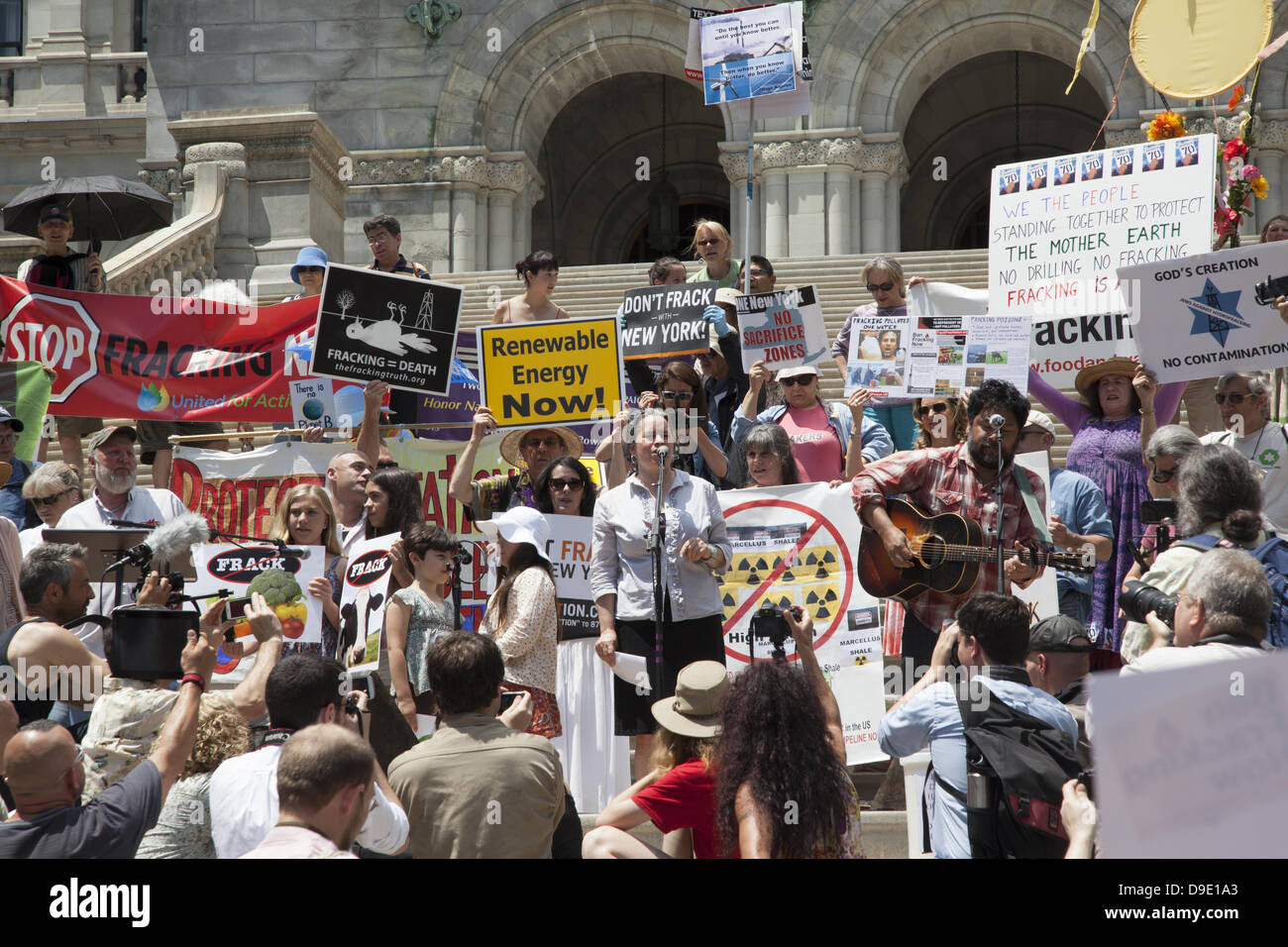 New York, USA. 17 juin 2013 : Des milliers de personnes se sont rendus à l'État de New York State Capitol de partout pour dire à Gov. Andrew Cuomo pour l'interdiction de la fracturation hydraulique (FRACKING) et faire bon sur sa promesse pour l'énergie durable une priorité de son administration. Le mouvement de lutte contre la fracturation hydraulique est de plus en plus chaque jour que la vérité sur les dangers de la fracturation apparaissent et que le gaz est un palliatif à court terme à l'avenir énergétique de l'Amérique et que la fracturation hydraulique est un sale et destructrice de la technologie. Crédit : David Grossman/Alamy Live News Banque D'Images