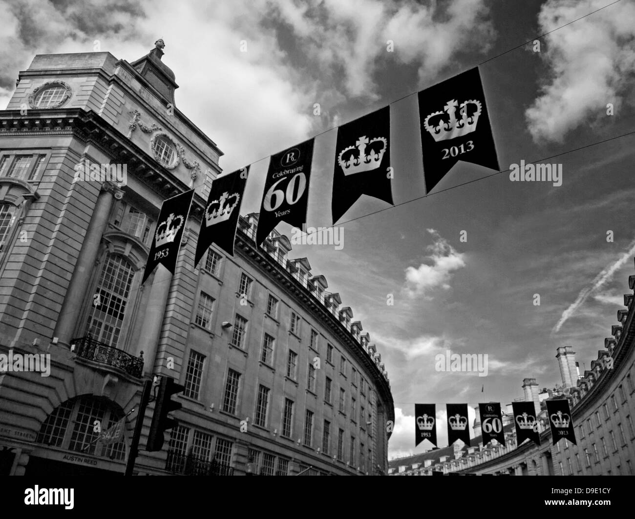 Vue de la rue Regent showing display pourpre et or des drapeaux pour célébrer le 60e anniversaire du couronnement de la Reine de Banque D'Images