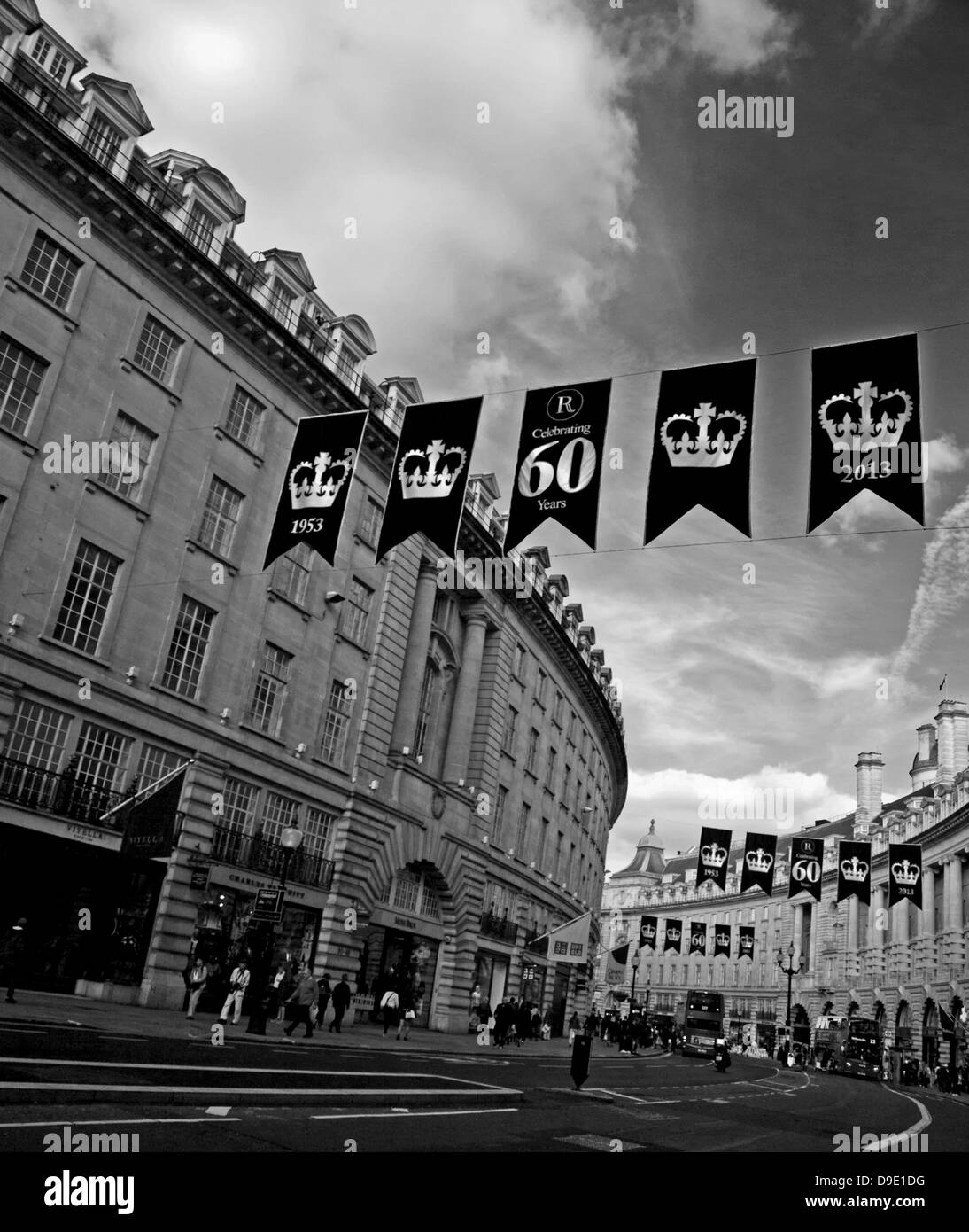Vue de la rue Regent showing display pourpre et or des drapeaux pour célébrer le 60e anniversaire du couronnement de la Reine de Banque D'Images