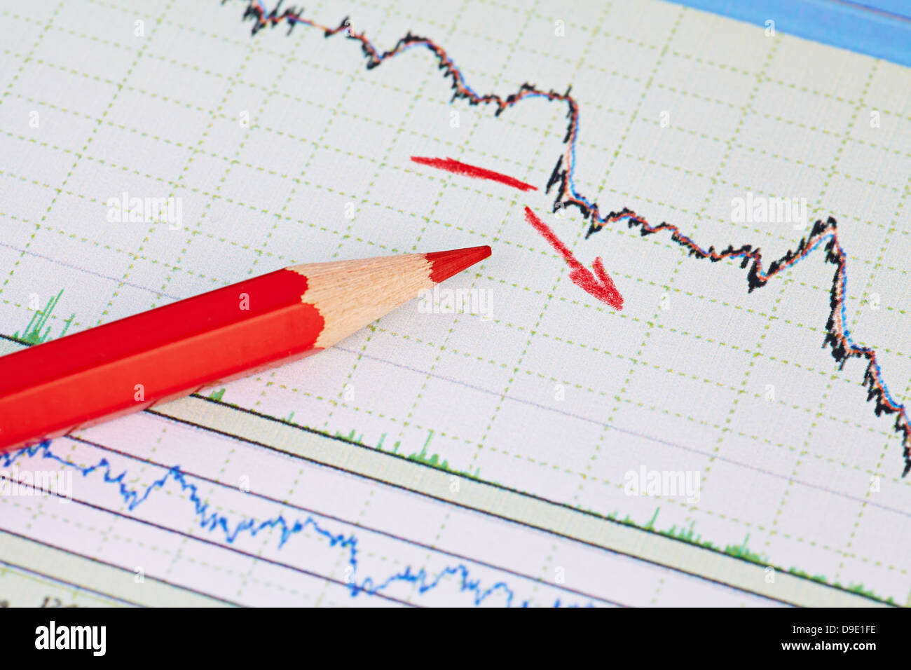 La baisse du marché financier concept graphique avec flèche rouge. Selective focus Banque D'Images