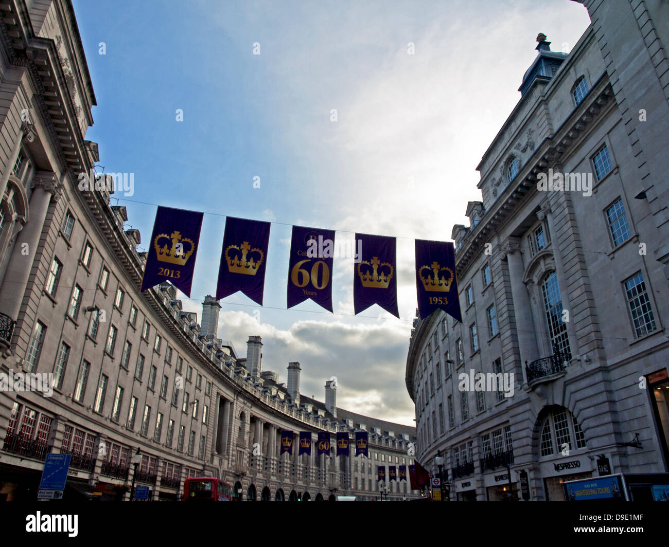 Vue de la rue Regent showing display pourpre et or des drapeaux pour célébrer le 60e anniversaire du couronnement de la Reine de Banque D'Images