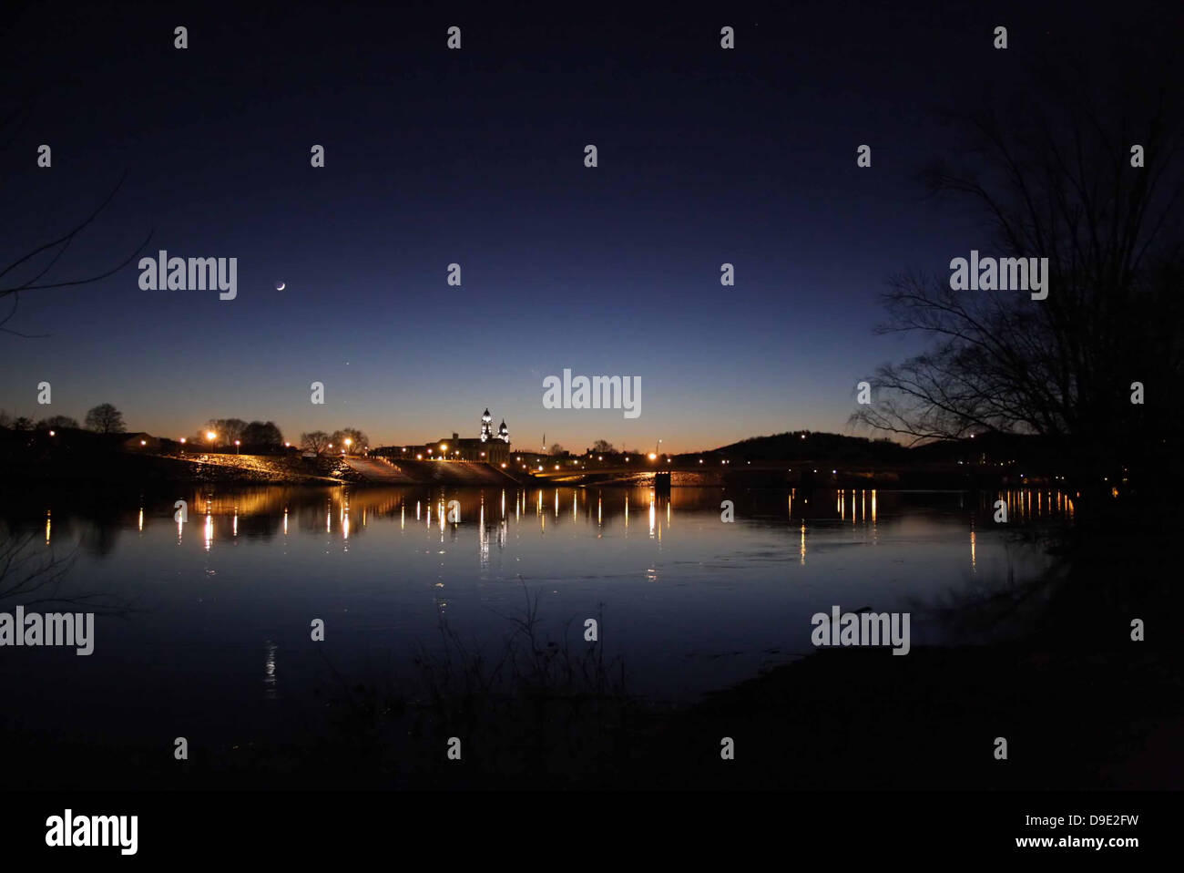 Coucher de soleil sur l'eau, DIRECTION GÉNÉRALE DE L'OUEST DE LA RIVIÈRE SUSQUEHANNA, LOCK HAVEN, Pennsylvanie, USA, Crescent Moon TREE SILHOUETTE Banque D'Images