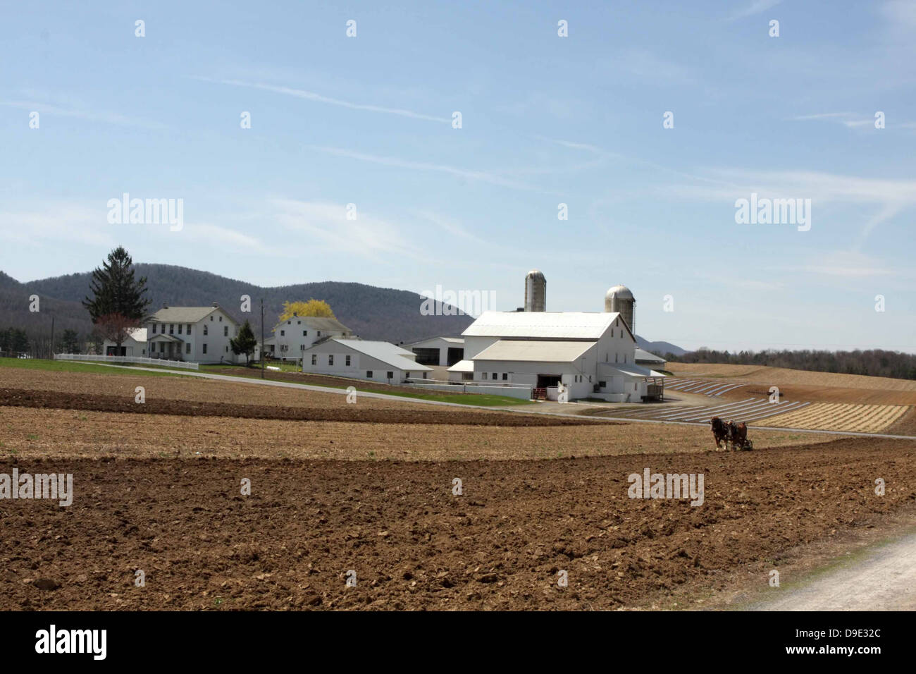 AMISH FARM Maison Grange Silo BLANC LA SALETÉ DU SOL CHARRUE CHEVAL CHAMPS MOUNTAIN SKY TREE Banque D'Images