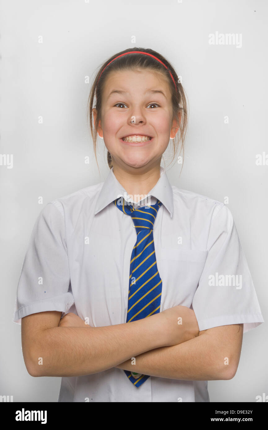 Jeune fille souriant, regardant la caméra dans le chemisier de l'école avec cravate d'école. Jeune femme confiante jubilant visage joyeux. Banque D'Images