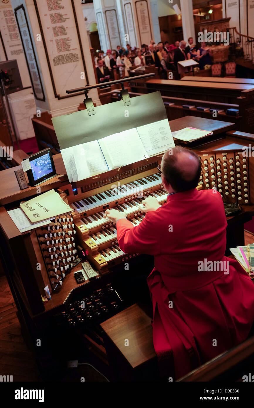 L'organiste jouant de l'orgue à un service d'organisation de mariages à l'académie militaire de Sandhurst, chapelle, UK Banque D'Images