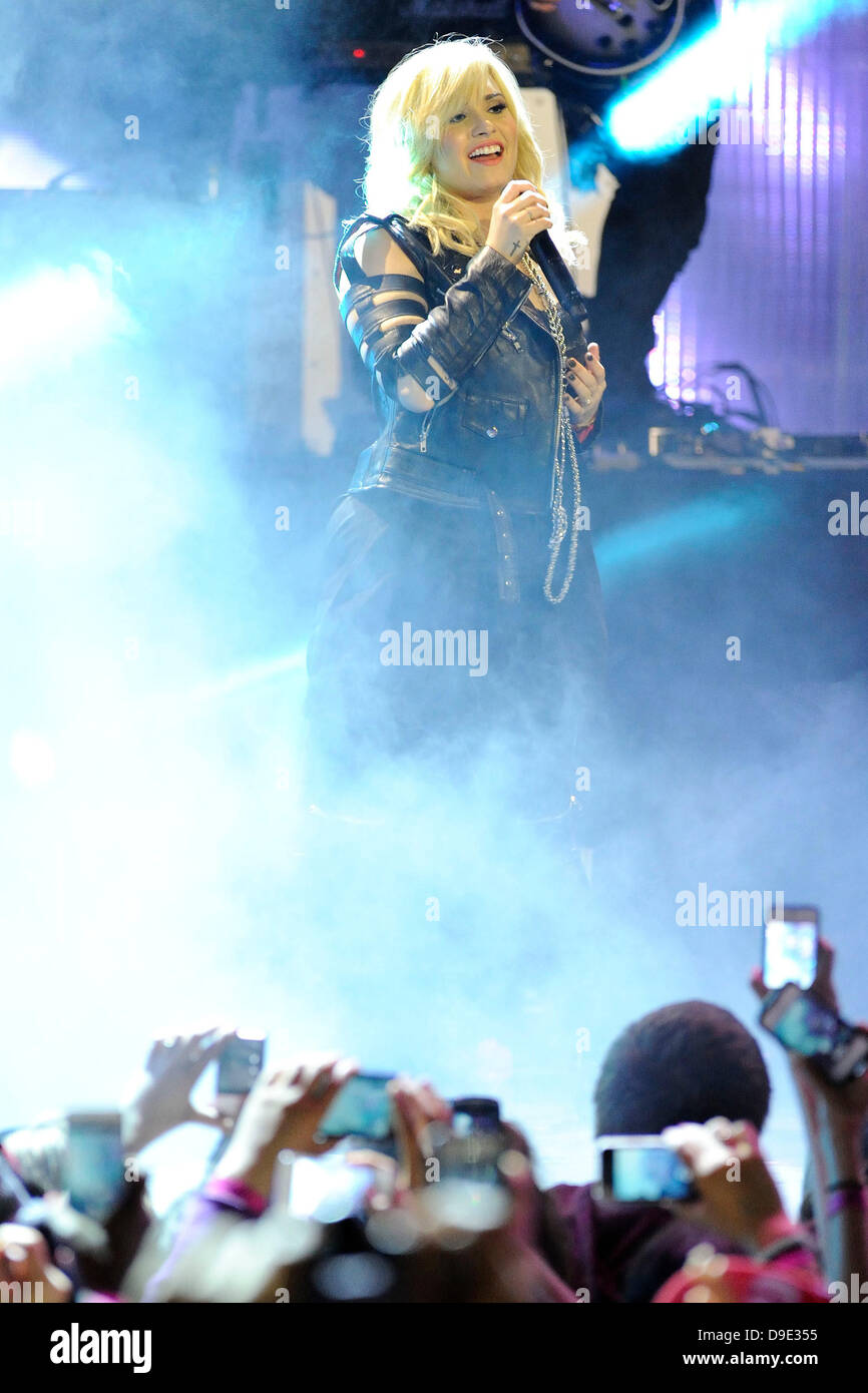 Toronto, Canada. Le 16 juin 2013. La remise des Prix 2013 MuchMusic Video Show à Toronto. En photo, Demi Lovato sur scène. Credit : EXImages/Alamy Live News Banque D'Images