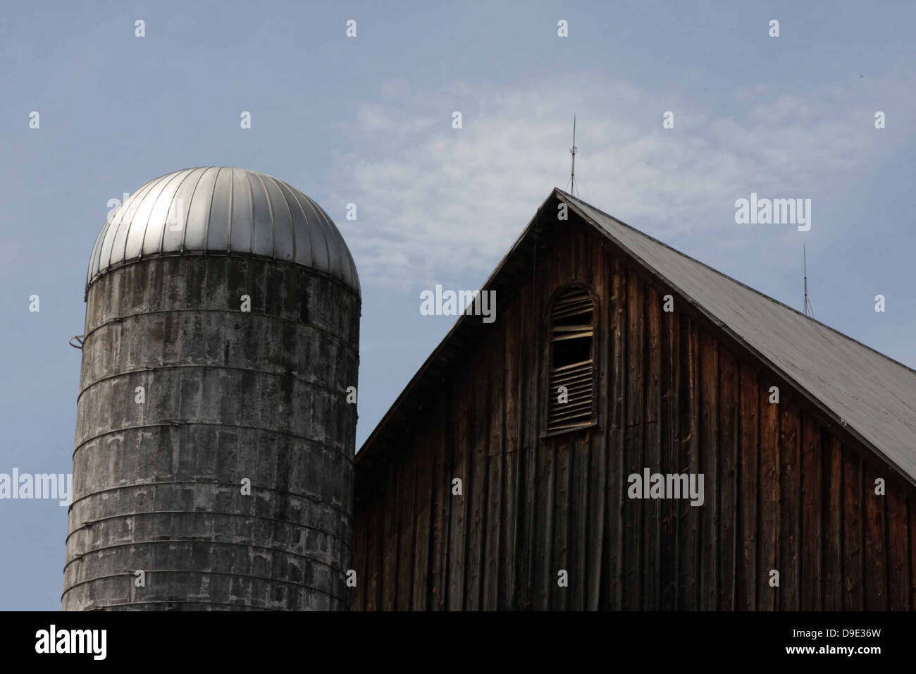 SILO à ciment blanc vieille grange FERME VINTAGE BOIS PARATONNERRE CIEL BLEU NUAGES Banque D'Images