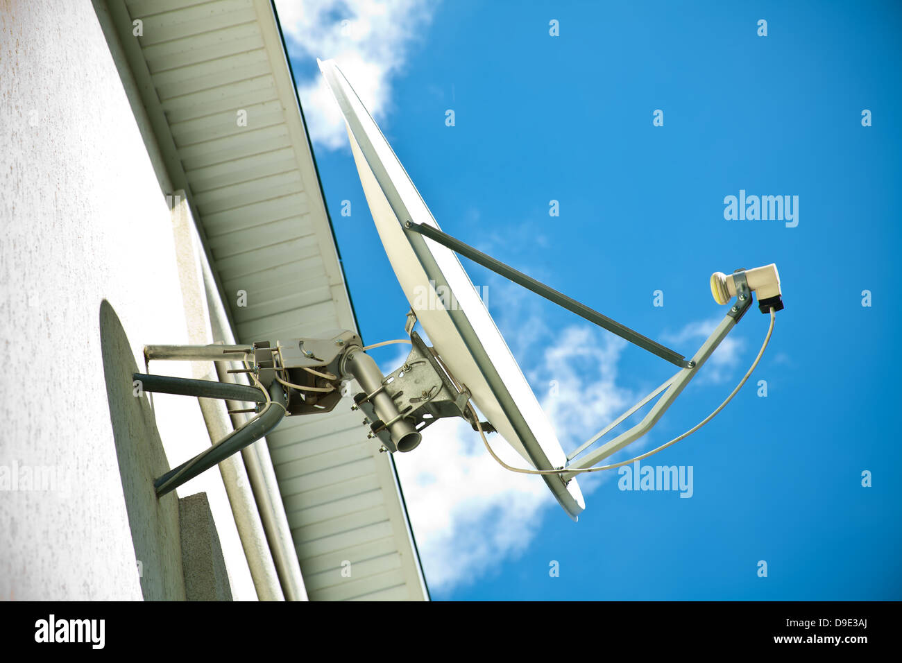 L'antenne satellite sur une façade de maison Banque D'Images