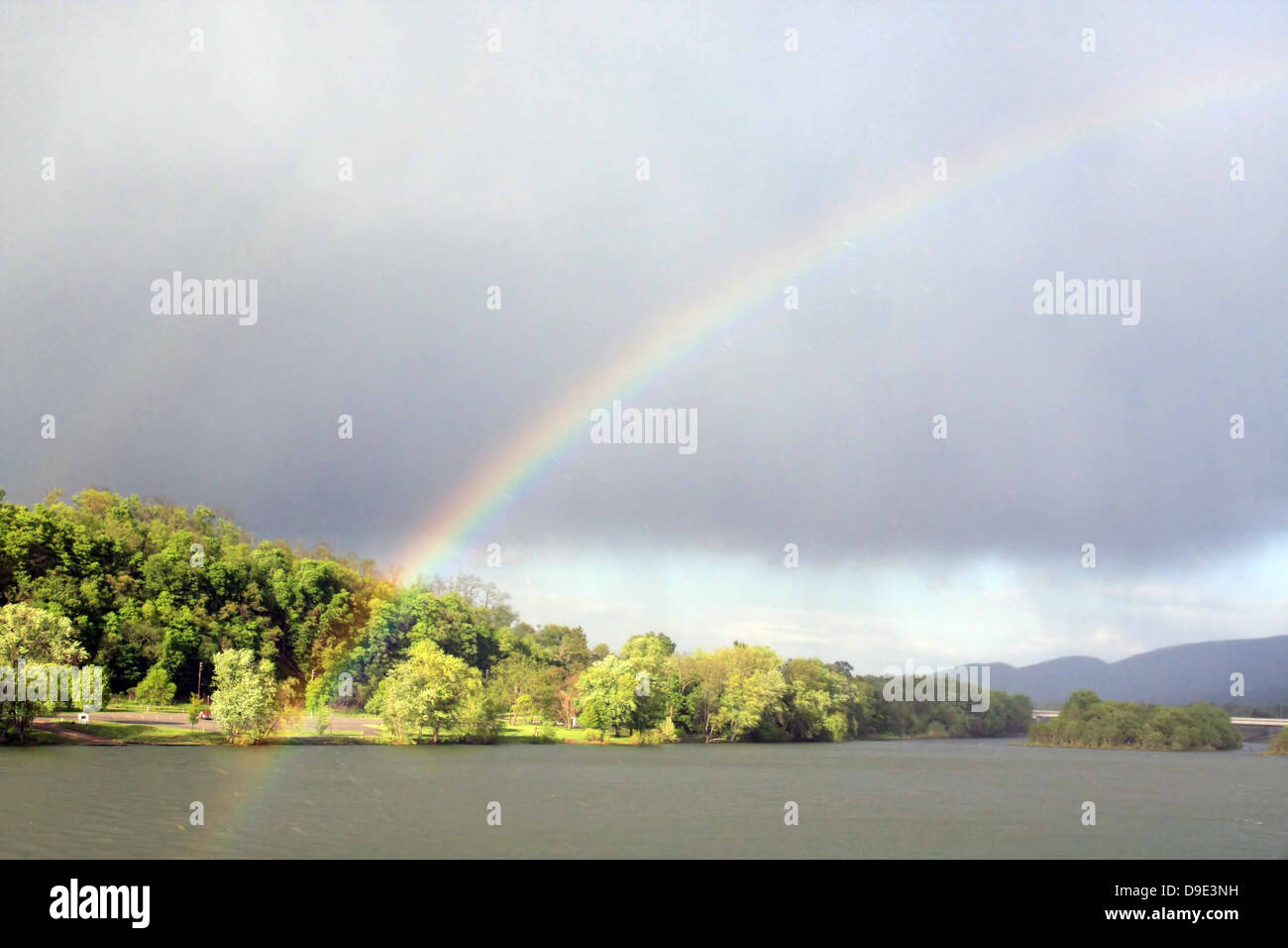 Arc-EN-CIEL SUR MONTAGNE ET RIVIÈRE SUSQUEHANNA, LOCK HAVEN, CLINTON County, California, USA Banque D'Images