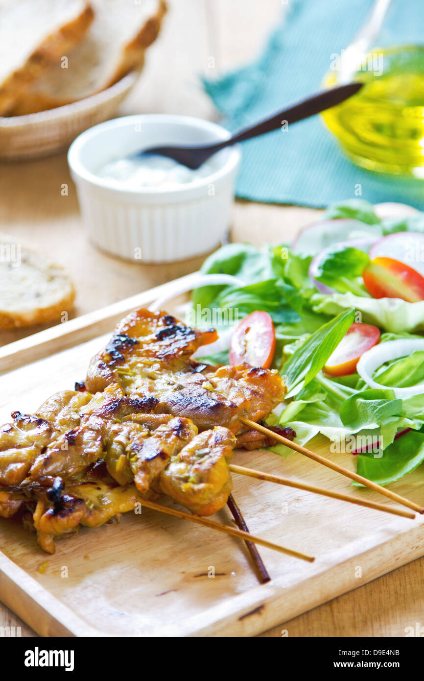 Brochette de poulet grillée avec salade et sauce au yogourt Banque D'Images