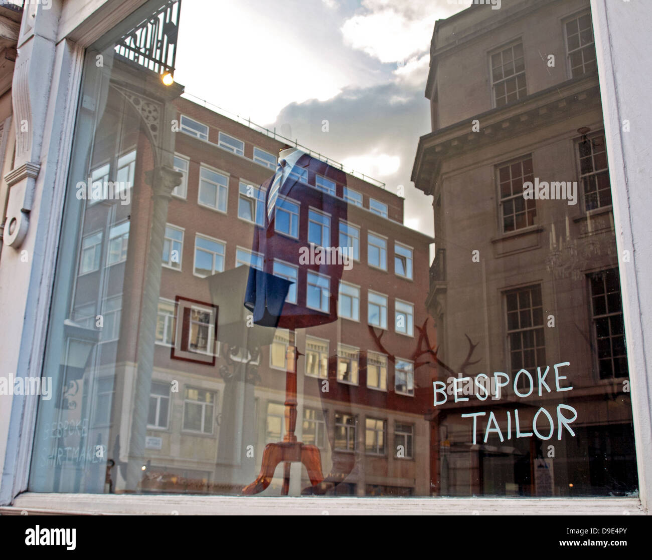 Affichage fenêtre sur Savile Row, célèbre pour son adaptation sur mesure pour hommes, Mayfair, Londres, Angleterre, Royaume-Uni Banque D'Images