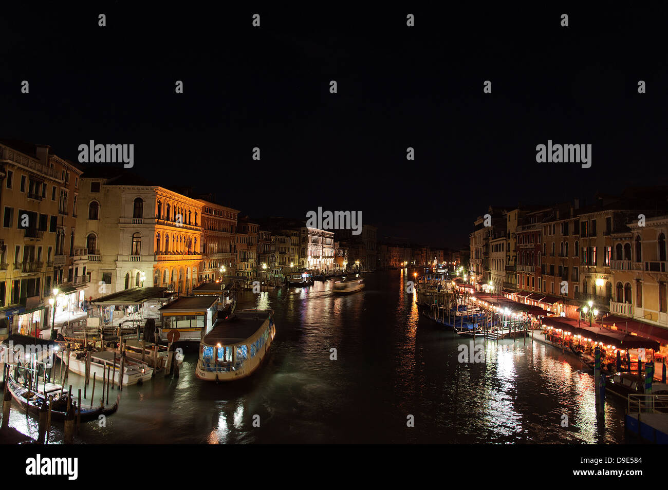 Le Grand Canal depuis le pont du Rialto, Venise la nuit Banque D'Images