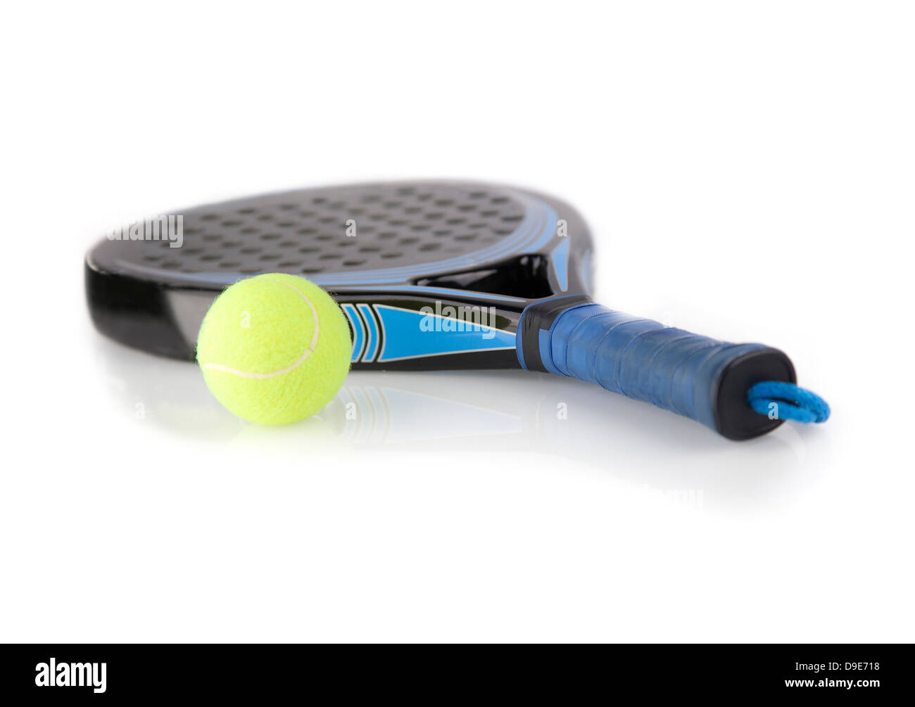 Raquette de tennis Padel et ball isolé sur fond blanc. Banque D'Images
