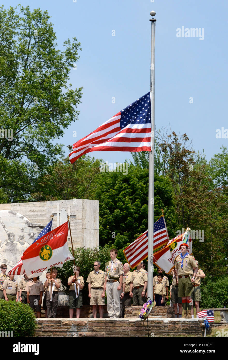 Boy Scouts après avoir placé le drapeau en berne à la célébration de la Journée commémorative annuelle le 27 mai 2012 à Arborcrest Memorial Park Banque D'Images