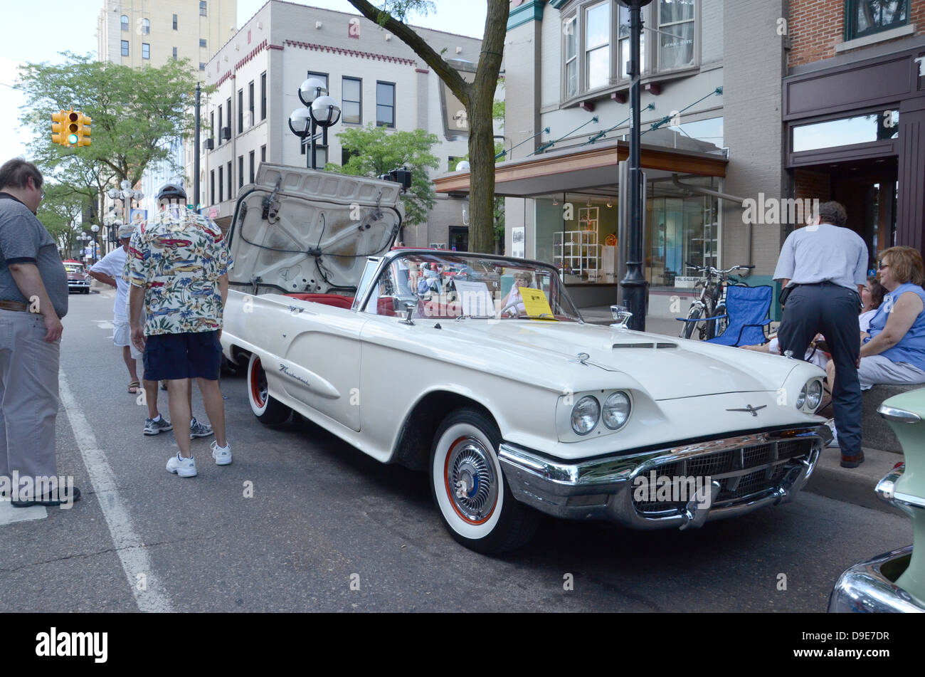 1960 Ford Thunderbird dans la sculpture de roulement car show le 13 juillet 2012 à Ann Arbor, Michigan Banque D'Images