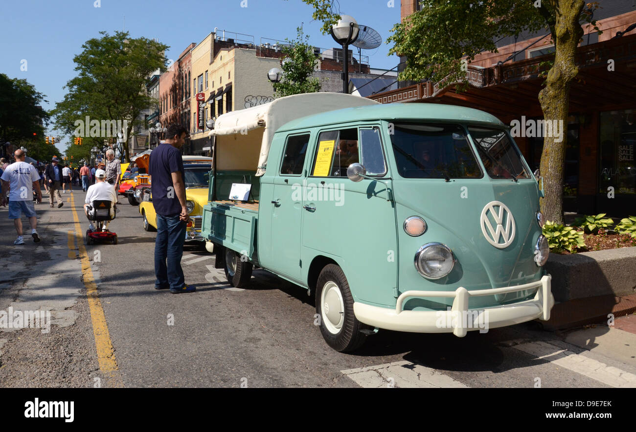 1964 Volkswagen pick-up Double cabine à la Sculpture de roulement car show le 13 juillet 2012 à Ann Arbor, Michigan Banque D'Images