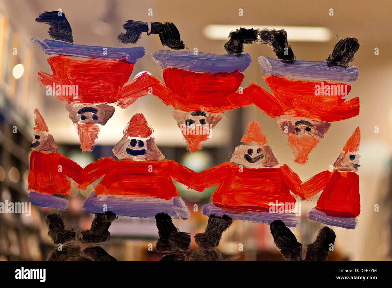 Décorations de Noël sur la fenêtre dans une école maternelle. Banque D'Images