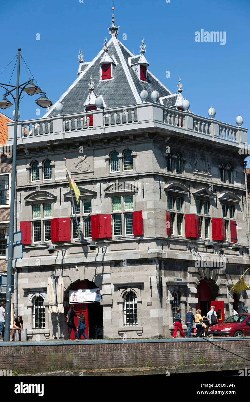 Taverne de Waag par la rivière Spaarne, dans le centre-ville de Haarlem en Hollande du Nord Banque D'Images