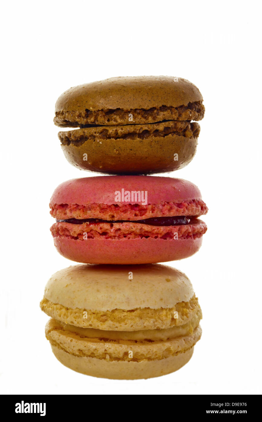 Pile de Biscuits macaron multicolore isolé sur blanc. Banque D'Images