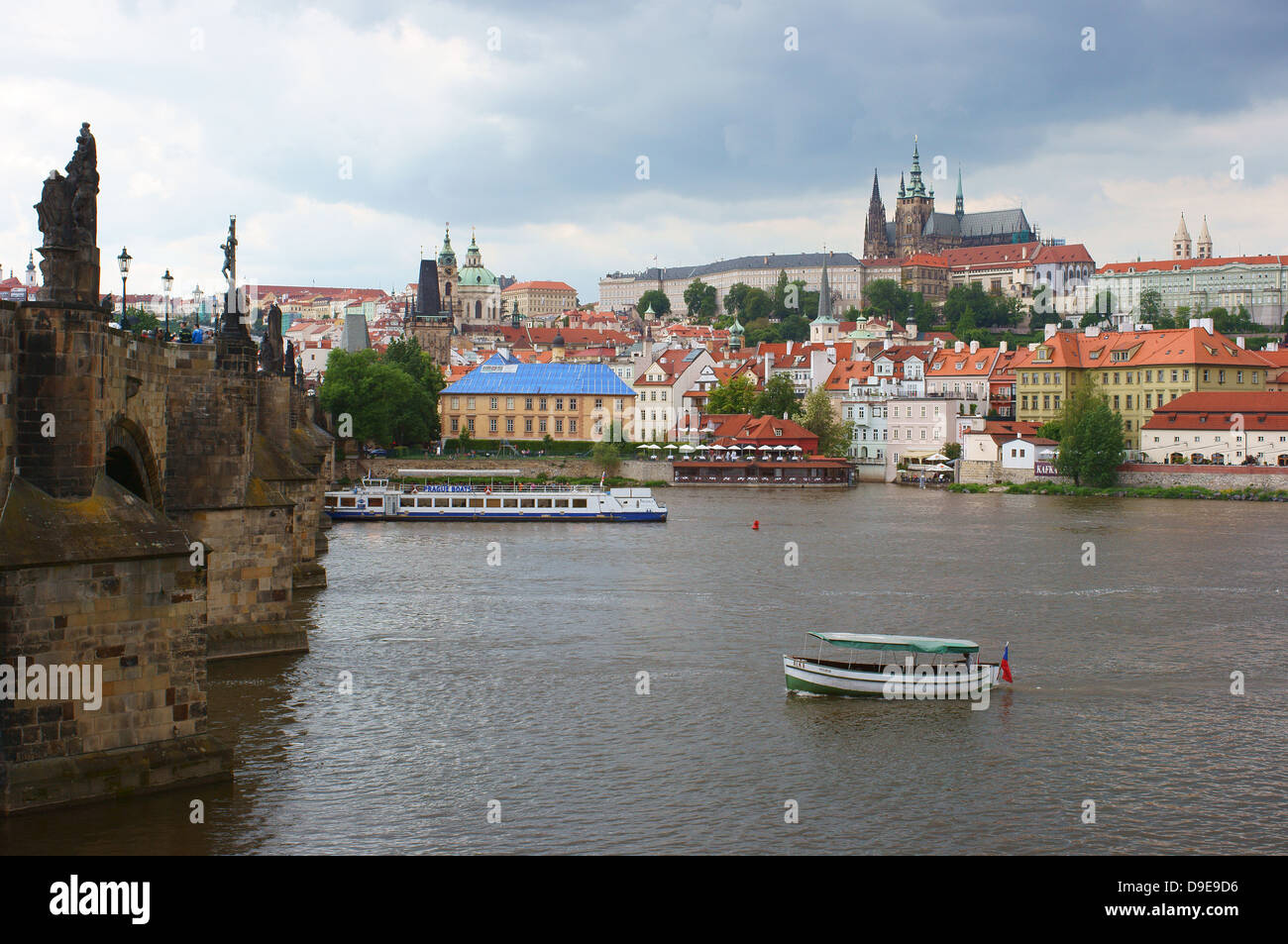 Vue sur Prague Hradcany et Vltava de la vieille ville Stormy Sky Pont Charles Karluv Most Banque D'Images