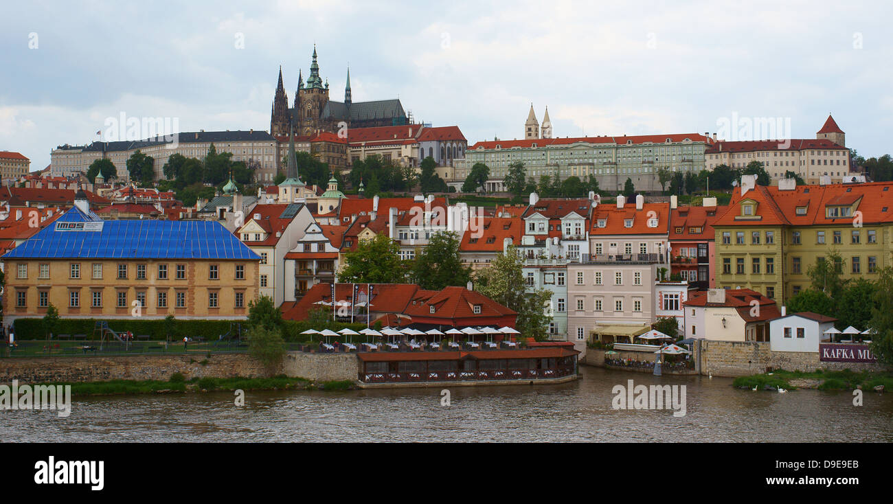 Vue sur Prague Hradcany et Vltava de la vieille ville ciel orageux Banque D'Images