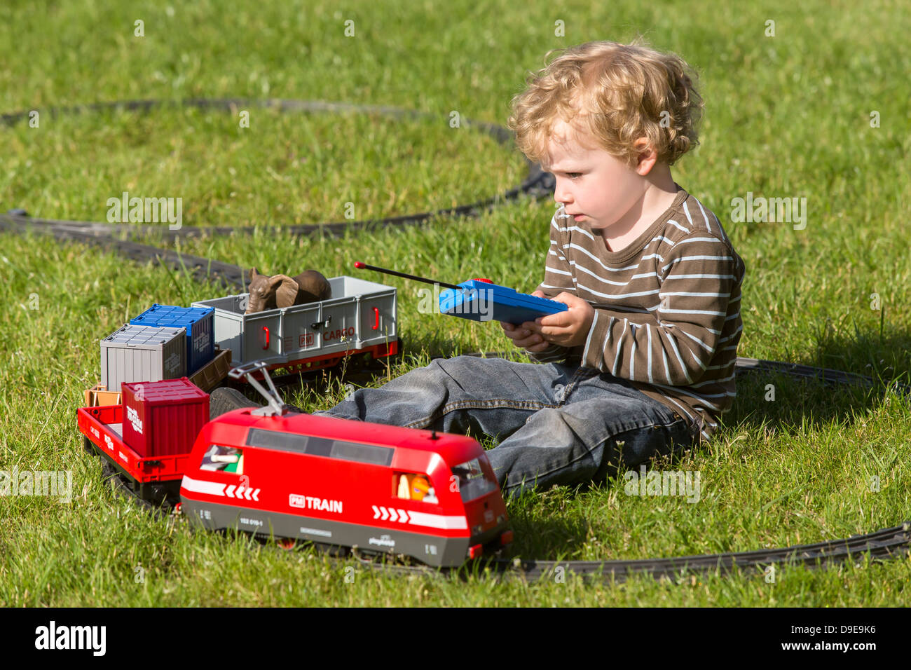 Bebe Garcon 2 Ans Jouant Avec Petit Train Electrique Dans Le Jardin Photo Stock Alamy Bebe Garcon 2 Ans Jouant Avec Petit Train Electrique Dans Le Jardin Photo Stock Alamy