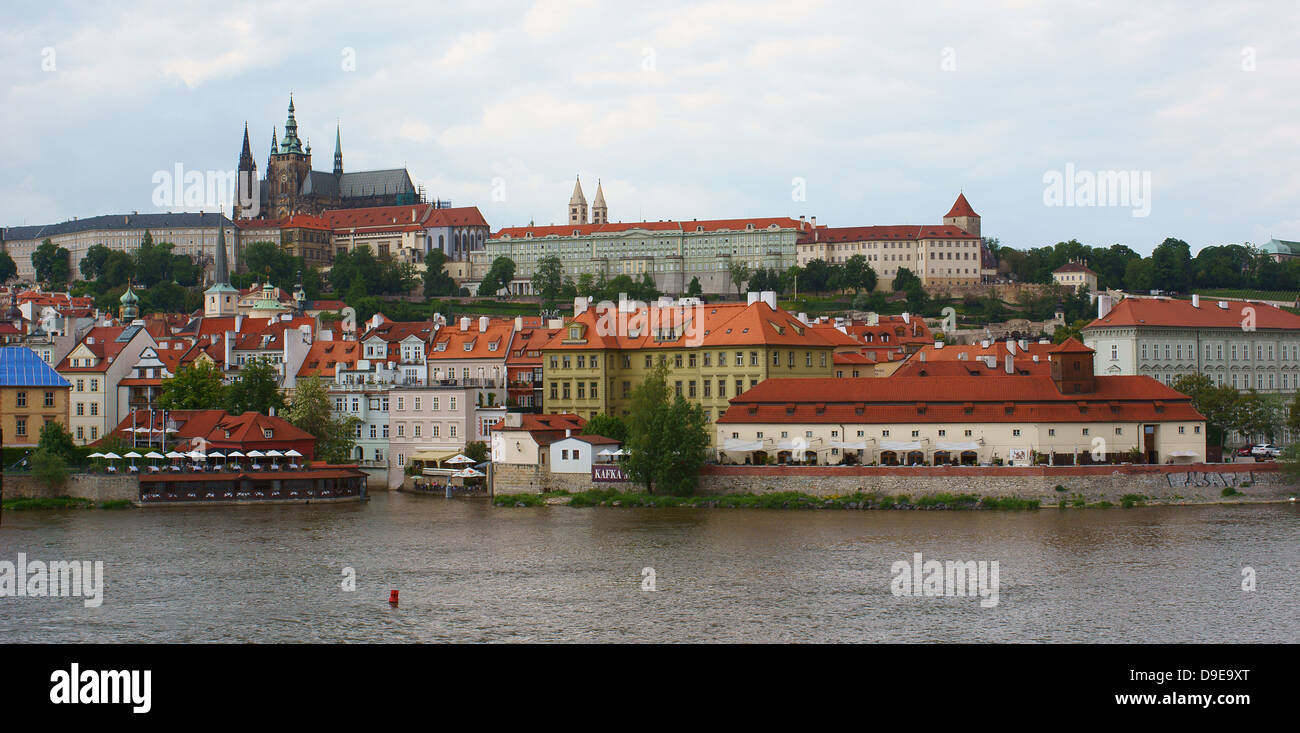 Vue sur Prague Hradcany et Vltava de la vieille ville ciel orageux Banque D'Images