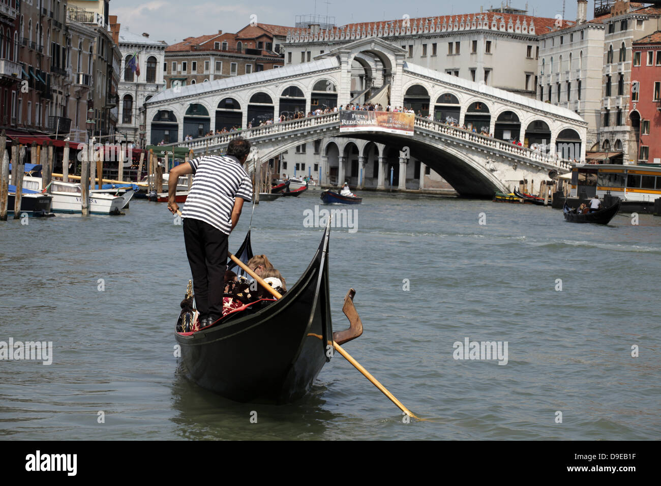 Pont du Rialto & GONDOLE Venise ITALIE 13 Juillet 2012 Banque D'Images
