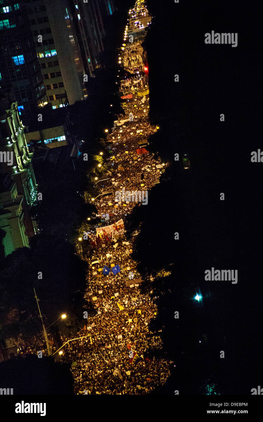 Rio de Janeiro, Brésil. 17 juin 2013. Avenida Rio Branco pris par les manifestants contre l'augmentation des tarifs de bus à Rio de Janeiro. Crédit : Stefano Figalo/Alamy Live News Banque D'Images