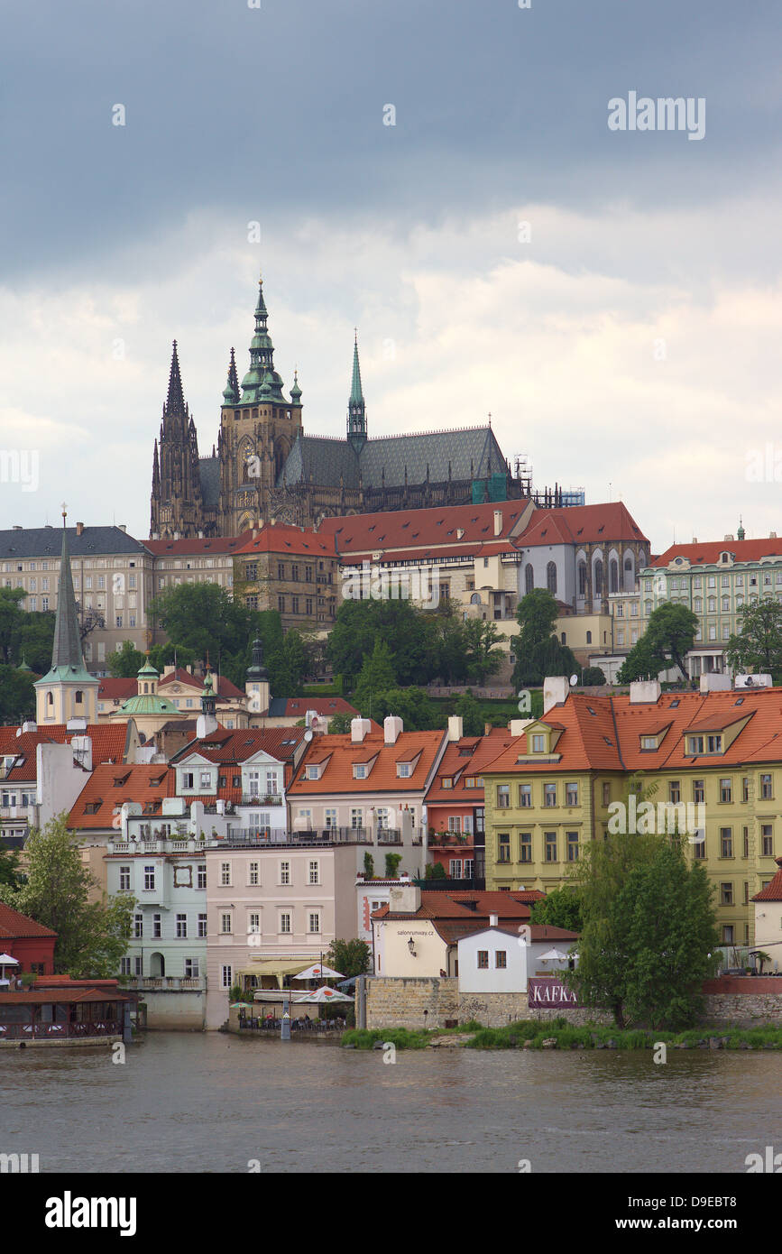 Vue sur Prague Hradcany et Vltava de la vieille ville ciel orageux Banque D'Images