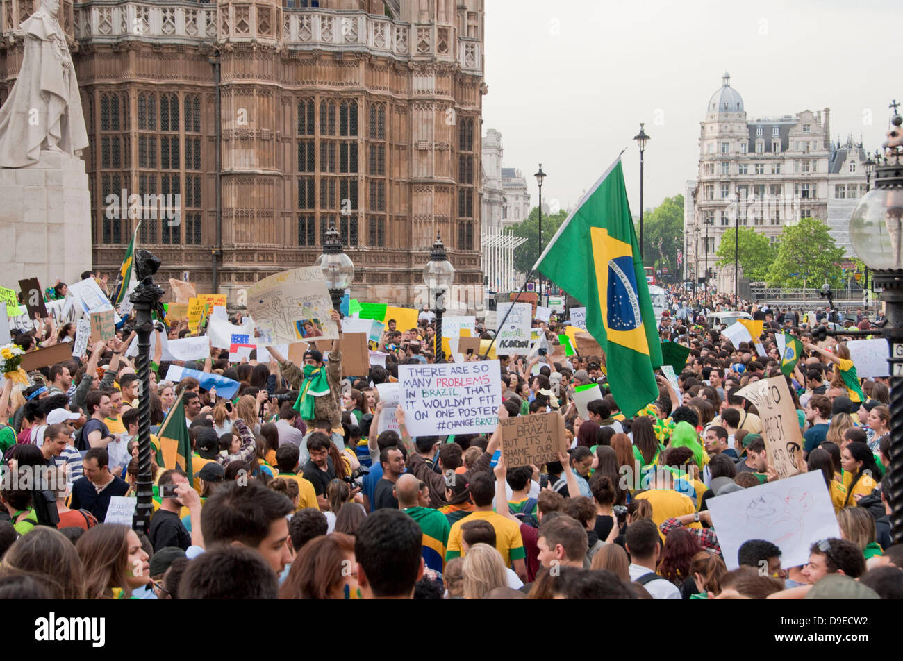 Londres, Royaume-Uni. 18 juin 2013. Des milliers de Brésiliens et Brésiliennes en agitant des drapeaux, des banderoles et des pancartes démontrer à une manifestation devant les Chambres du Parlement. Credit : Pete Maclaine/Alamy Live News Banque D'Images