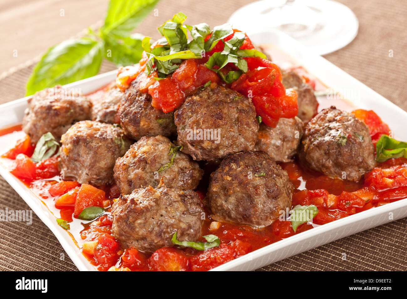 Des boulettes en sauce tomate rouge sur un arrière-plan Banque D'Images