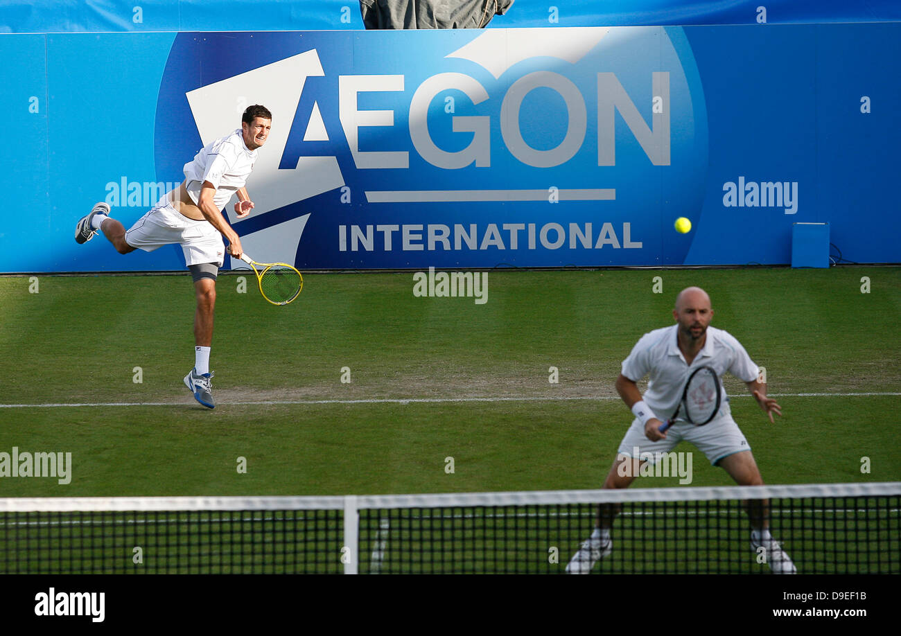 18.06.2013 Eastbourne, Angleterre. Jonathan Marray (GBR) et Colin Fleming(GBR) en action contre Jamie Delgado(GBR) et James Ward(GBR) au cours de l'AEGON International tournament à Devonshire Park Banque D'Images