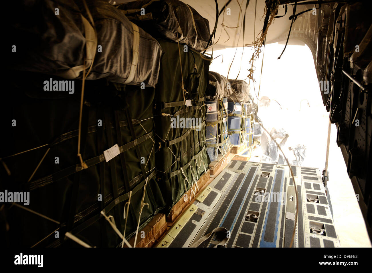 Livraison de conteneurs lots du abandonner l'un C-17 Globemaster III sur une zone de chute en Afghanistan. Banque D'Images