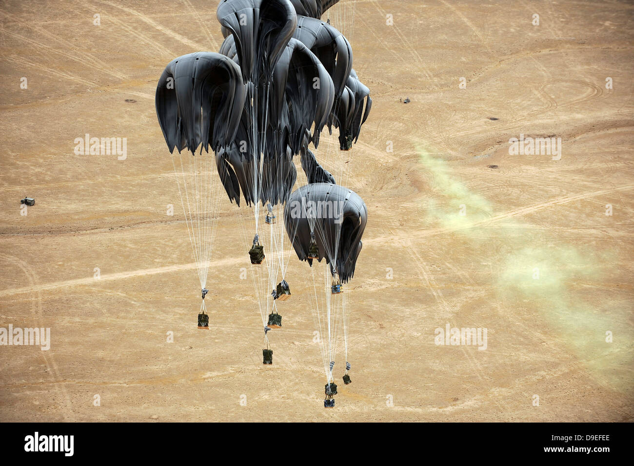 Système de livraison de conteneur parachute ensembles jusqu'à une zone de chute marquée par des guerriers sur le terrain en Afghanistan. Banque D'Images
