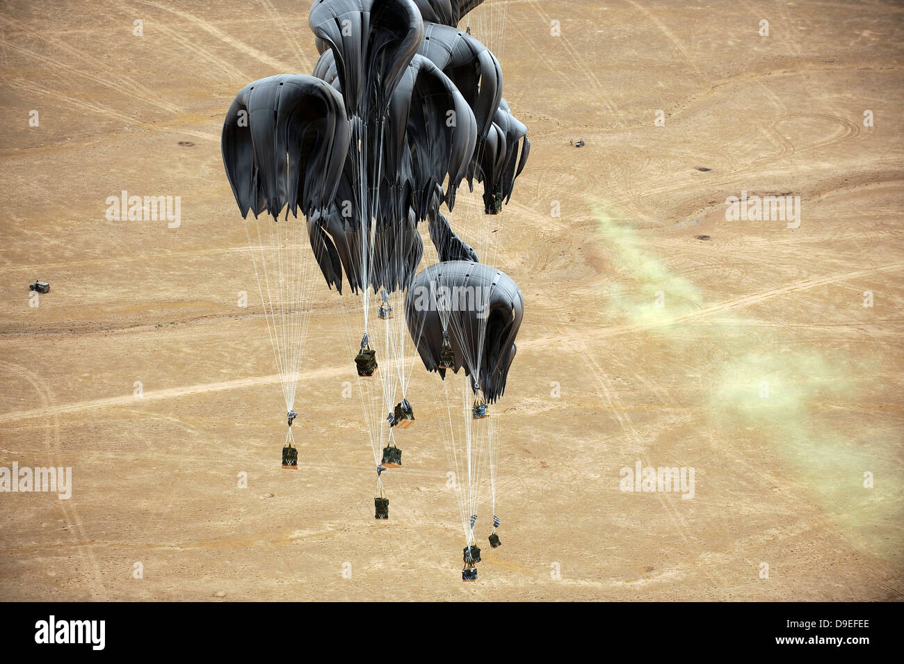 Système de livraison de conteneur parachute ensembles jusqu'à une zone de chute marquée par des guerriers sur le terrain en Afghanistan. Banque D'Images Système de livraison de conteneur parachute ensembles jusqu'à une zone de chute marquée par des guerriers sur le terrain en Afghanistan. Banque D'Images