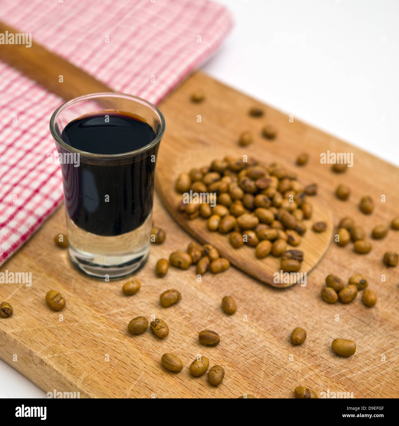 Avec sauce de soja soja sur bois ustensile de cuisine sur la table. Banque D'Images