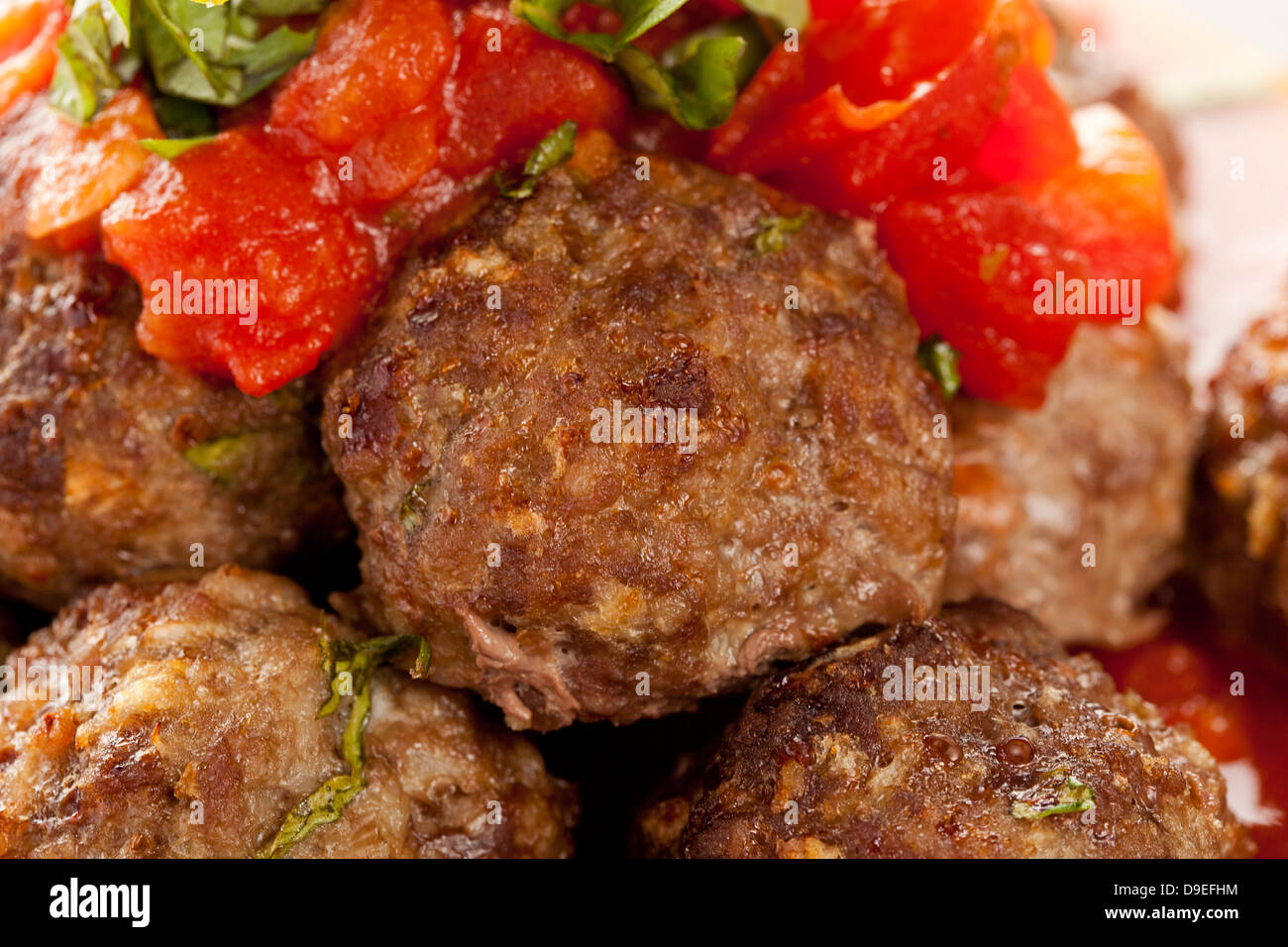 Des boulettes en sauce tomate rouge sur un arrière-plan Banque D'Images