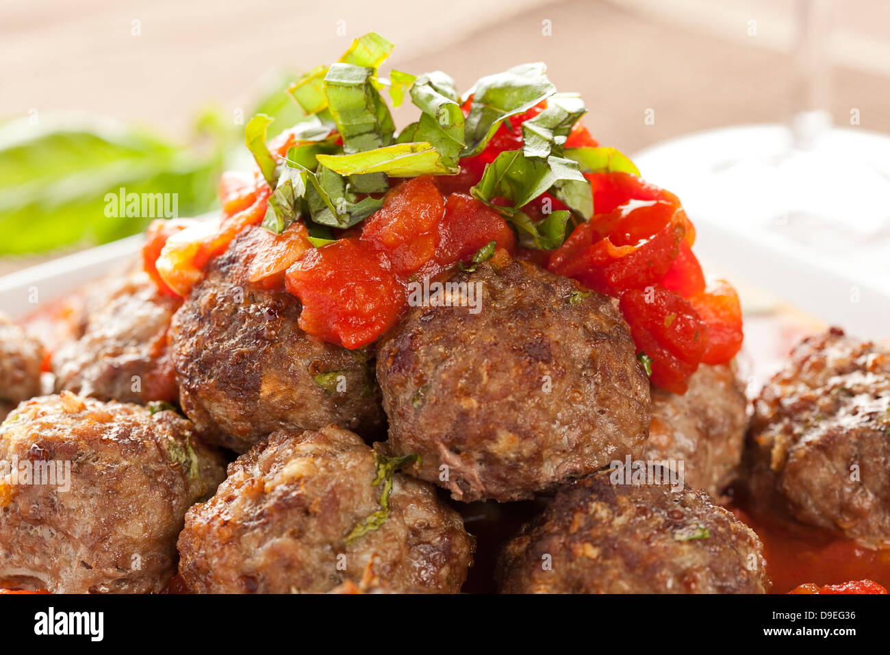 Des boulettes en sauce tomate rouge sur un arrière-plan Banque D'Images
