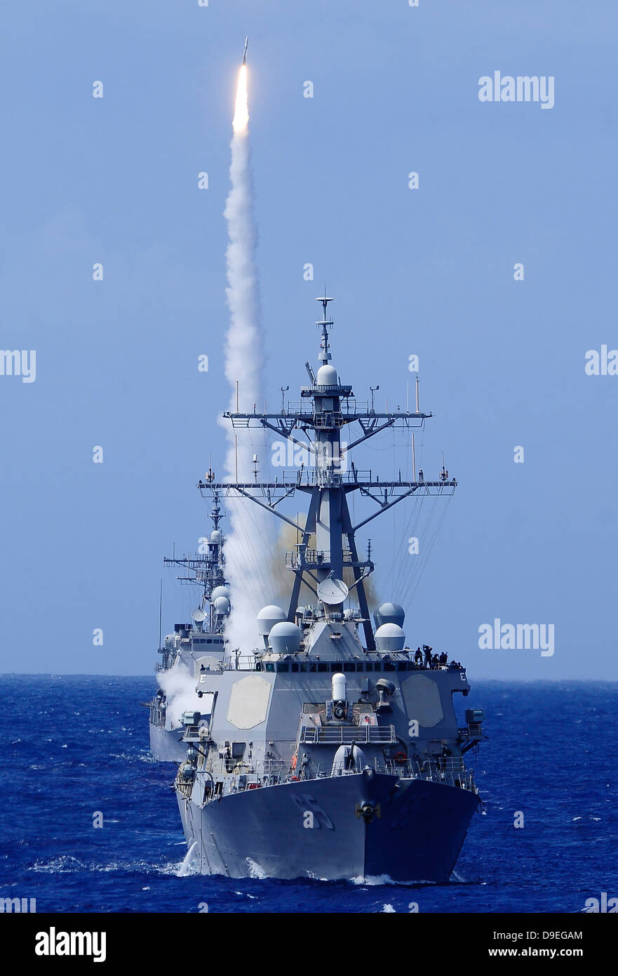 Lance-missiles le destroyer USS Benfold tire un missile sol-air au large de la côte d'Hawaï. Banque D'Images