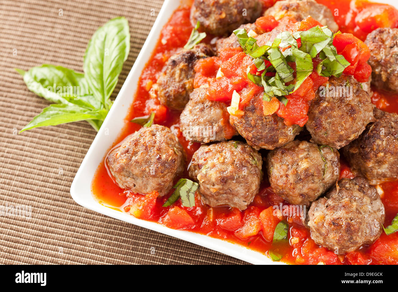 Des boulettes en sauce tomate rouge sur un arrière-plan Banque D'Images