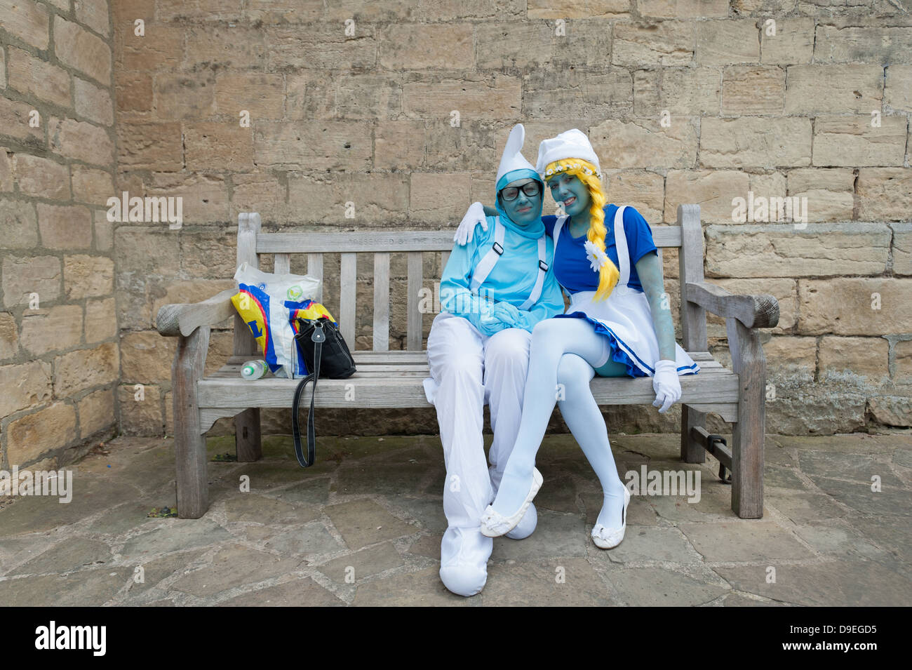 Le 22 juin est la Journée mondiale de Schtroumpfs. Deux jeunes filles habillés comme des Schtroumpfs. L'image de fichier Juin 2012 UK Banque D'Images