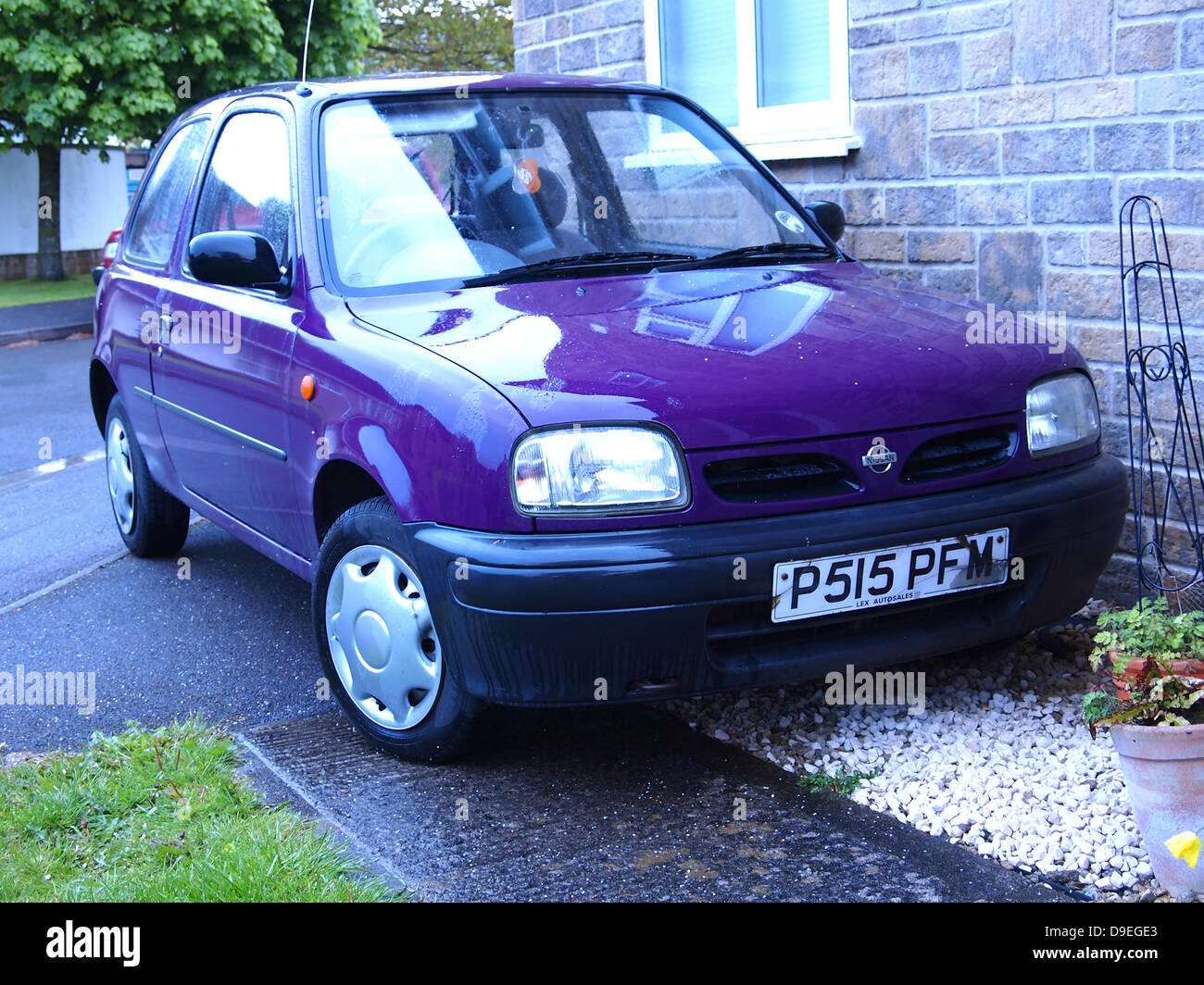 Violet petite vieille Nissan Micra, comme utilisé par un jeune conducteur, Mai 2013 Banque D'Images