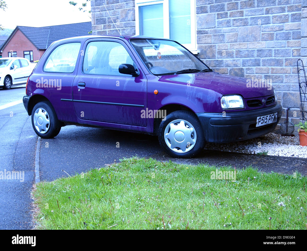 Violet petite vieille Nissan Micra, comme utilisé par un jeune conducteur, Mai 2013 Banque D'Images