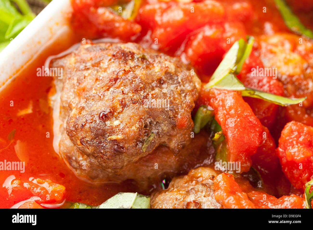 Des boulettes en sauce tomate rouge sur un arrière-plan Banque D'Images